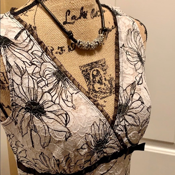 Black and White V-neck shell - Picture 3 of 4